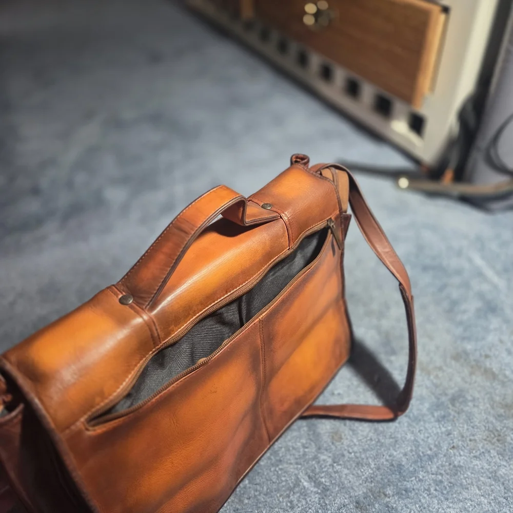 Classic Brown Leather Messenger Bag - Unbranded
